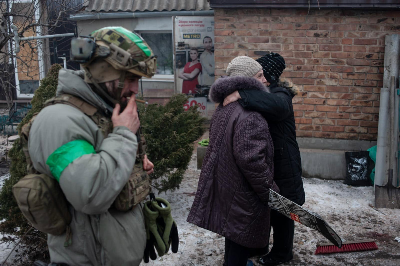 A servicemember speaking with civilians.