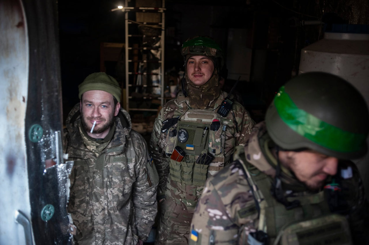 Servicemembers at a doorway.